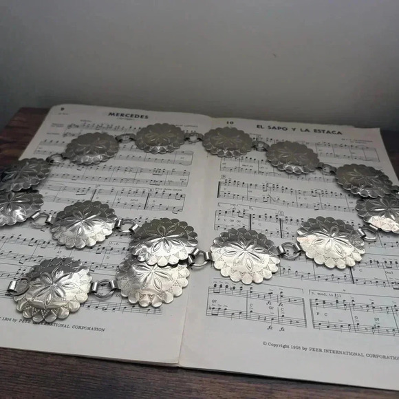 Silver Floral Link Belt - Picture 3 of 9